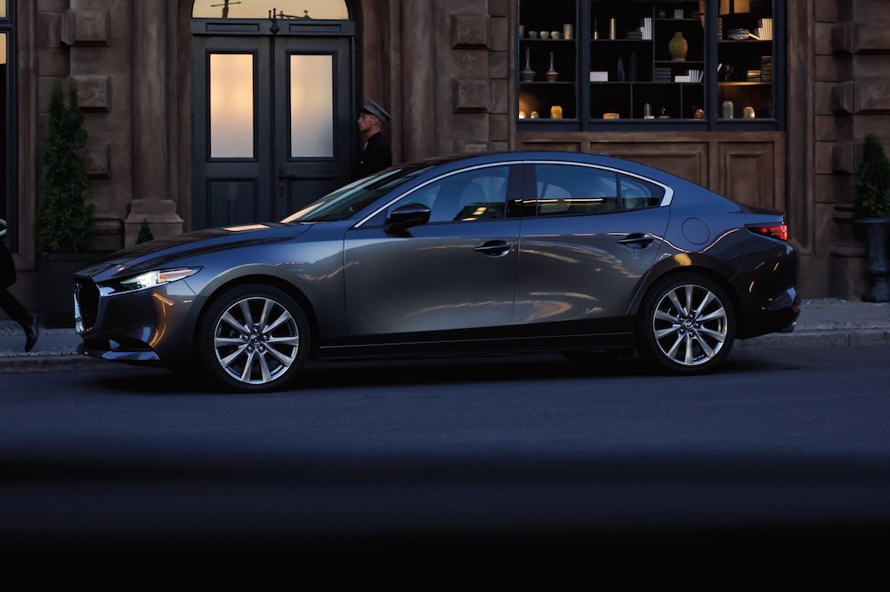 Mazda3 Sedan Turbo Premium Plus 2026 visto de perfil