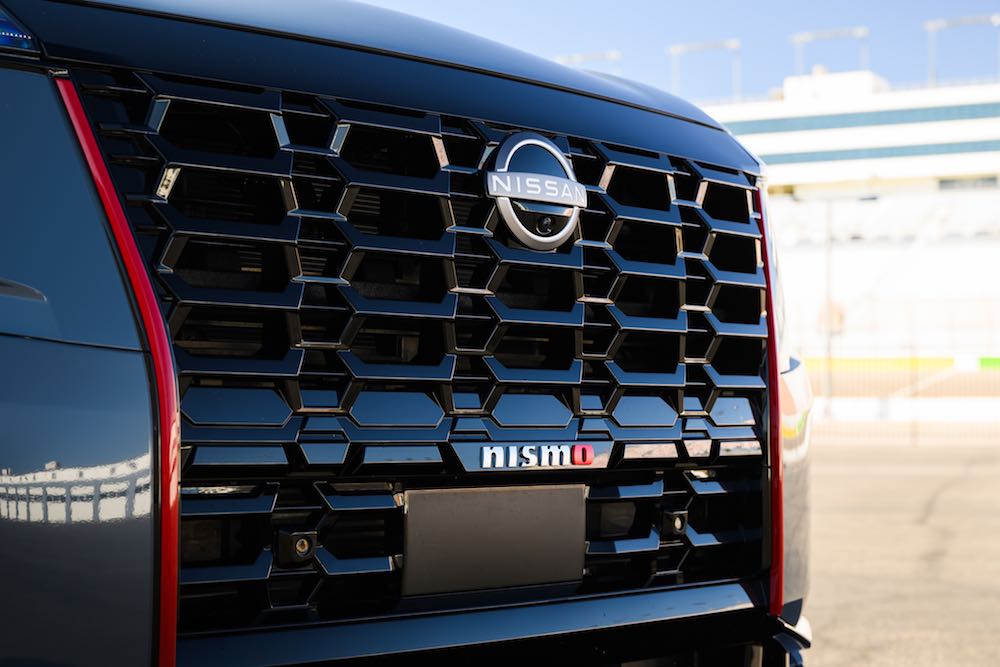 Nissan Armada NISMO 2026 mostrando Parrilla frontal en detalle