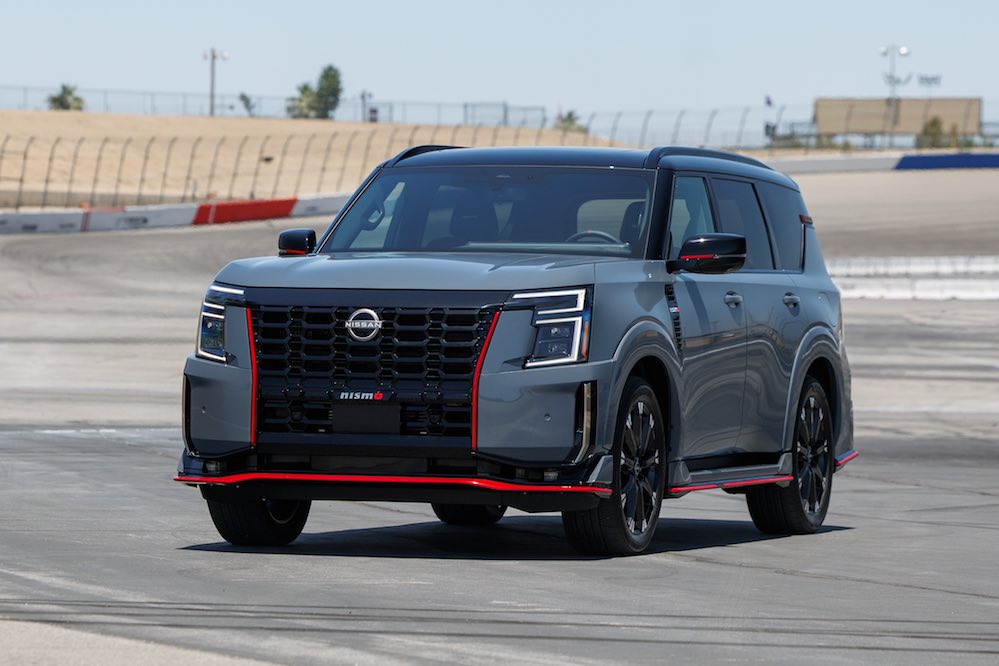 Nissan Armada Nismo 2026 en vista tres cuartos frontal