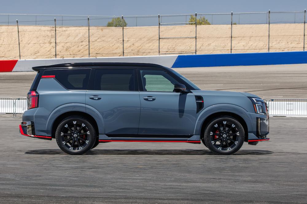 Nissan Armada NISMO 2026 visto de perfil