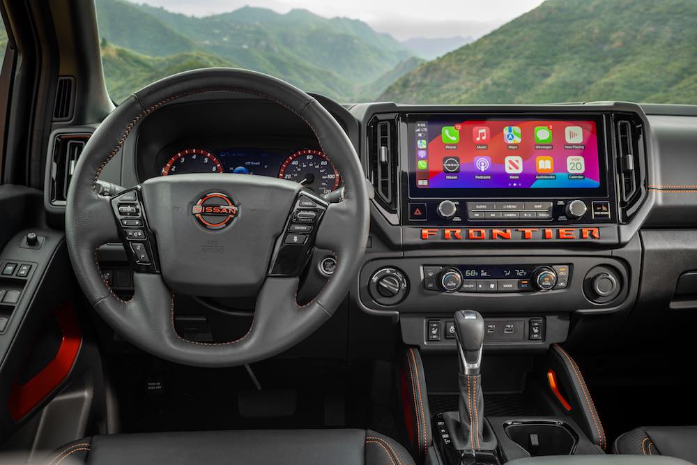 Cabina interior de la Nissan Frontier PRO-4X 2026