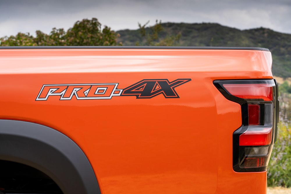 Emblema lateral de la Nissan Frontier PRO-4X 2026