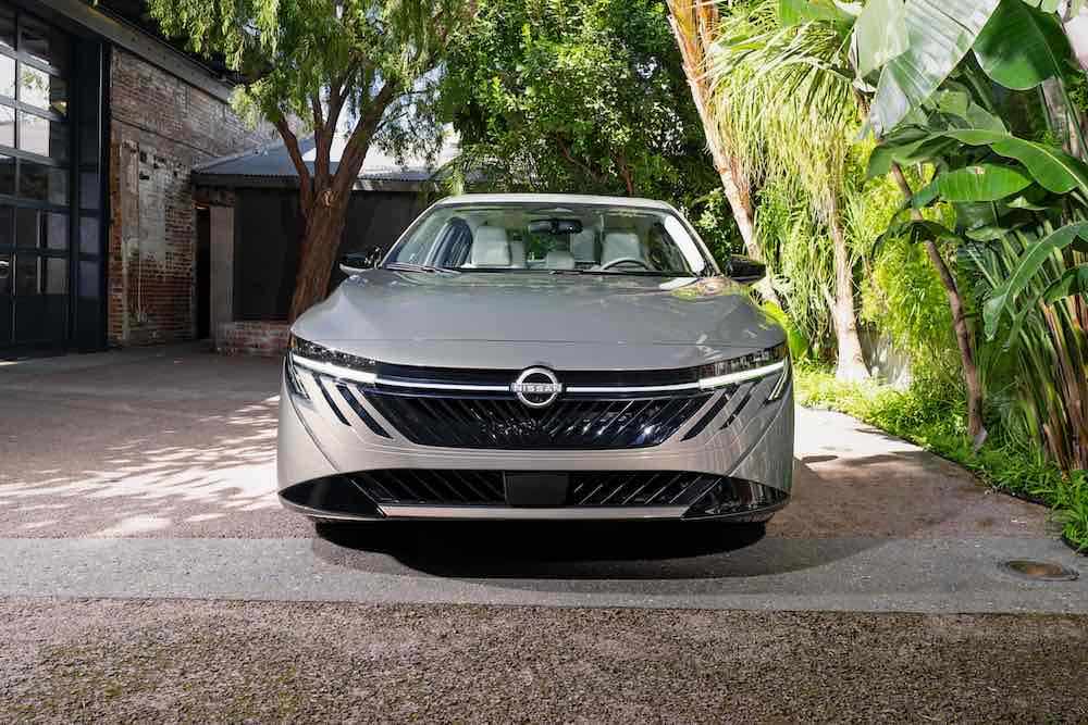 Nissan Sentra SV 2027 visto de frente