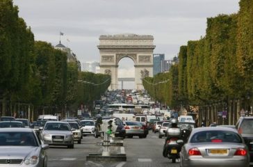 paris-automobile-sur-l-avenue-des-champs-elysees-a-paris