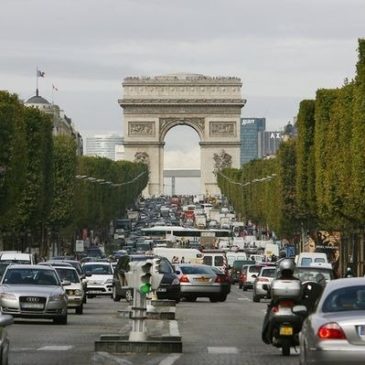 paris-automobile-sur-l-avenue-des-champs-elysees-a-paris