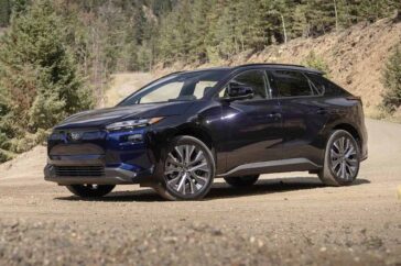 subaru-solterra-ev-touring-xt-2026-front-three-quarter-view