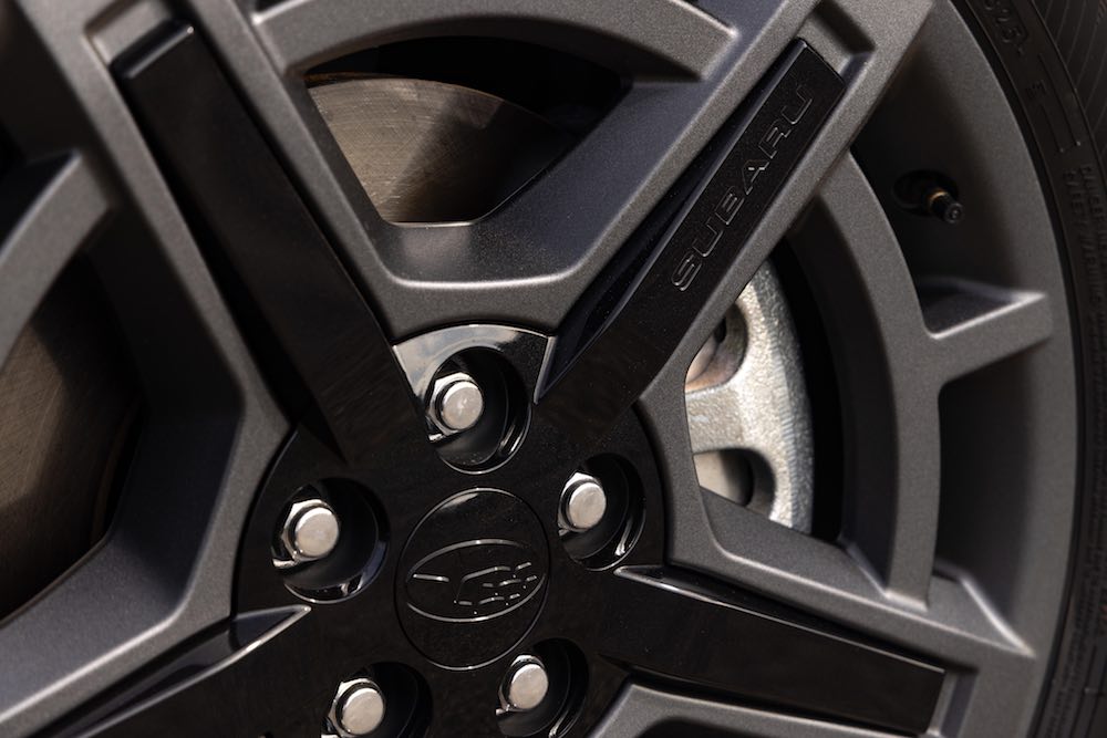 Llanta delantera en primer plano del Subaru Uncharted Sport 2026