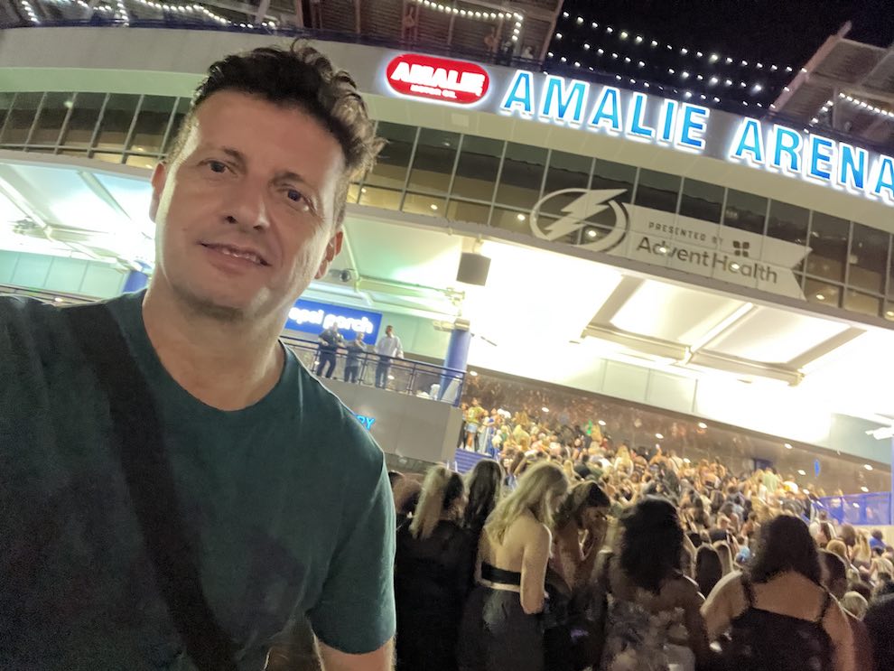 Marco Carvajal viajando al concierto de SZA