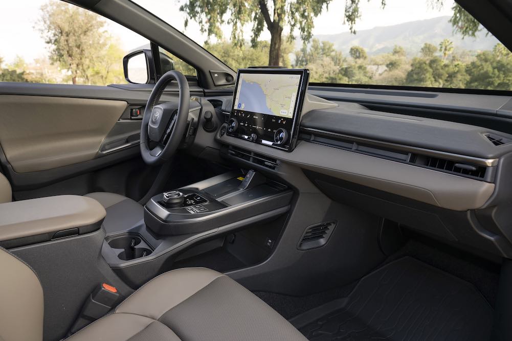 Cabina interior del Toyota bZ Woddland Premium 2026
