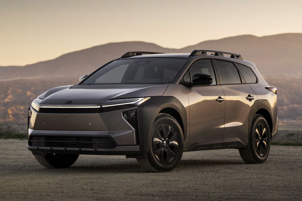 Toyota bZ Woddland Premium 2026 en vista tres cuartos frontal