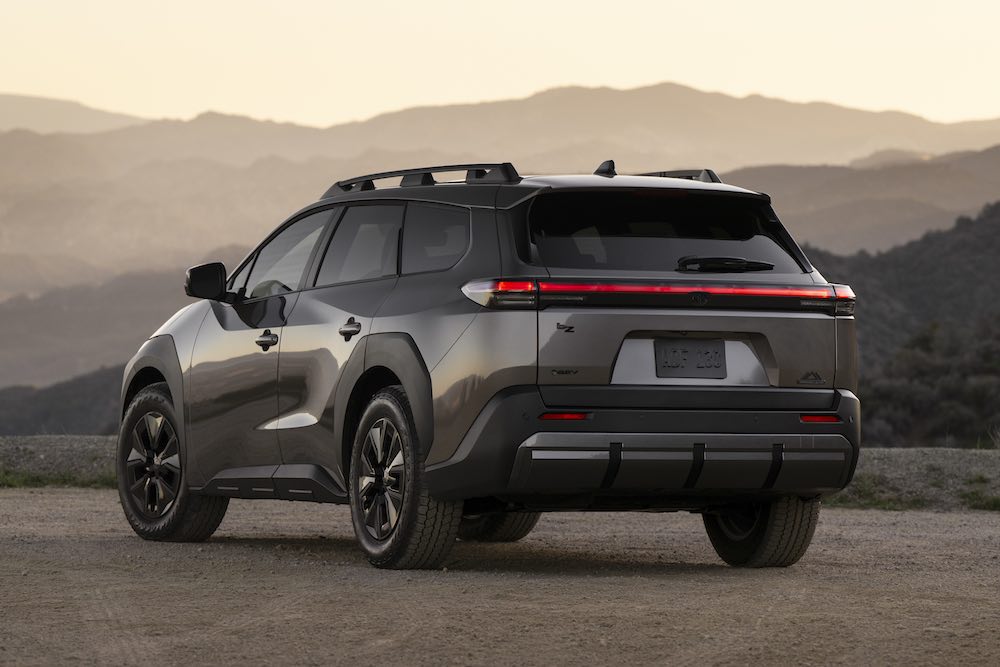 Toyota bZ Woodland Premium en vista tres cuartos trasera