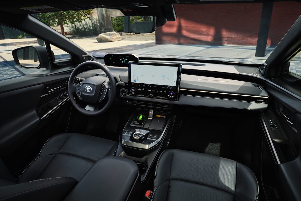 Cabina interior del Toyota bZ XLE Plus 2026 mostrando cabina interior