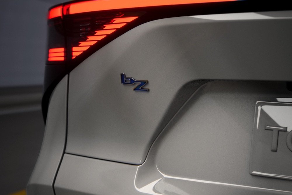 Toyota bZ XLE Plus 2026 mostrando emblema trasero