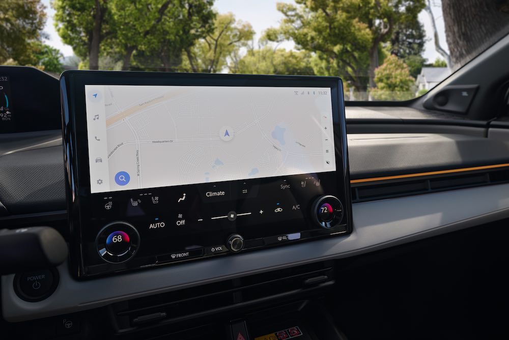 Toyota bZ XLE Plus 2026 mostrando pantalla multimedia