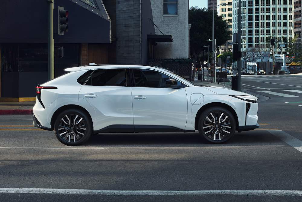 Toyota bZ XLE Plus 2026 visto de perfil
