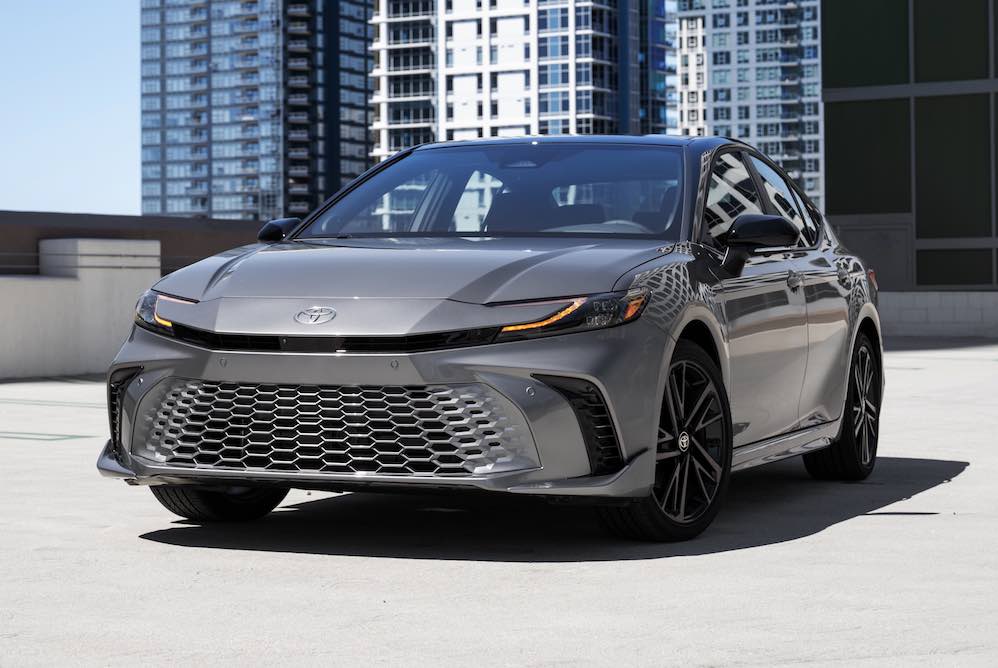 toyota-camry-xse-awd-2026-front-three-quarter-view