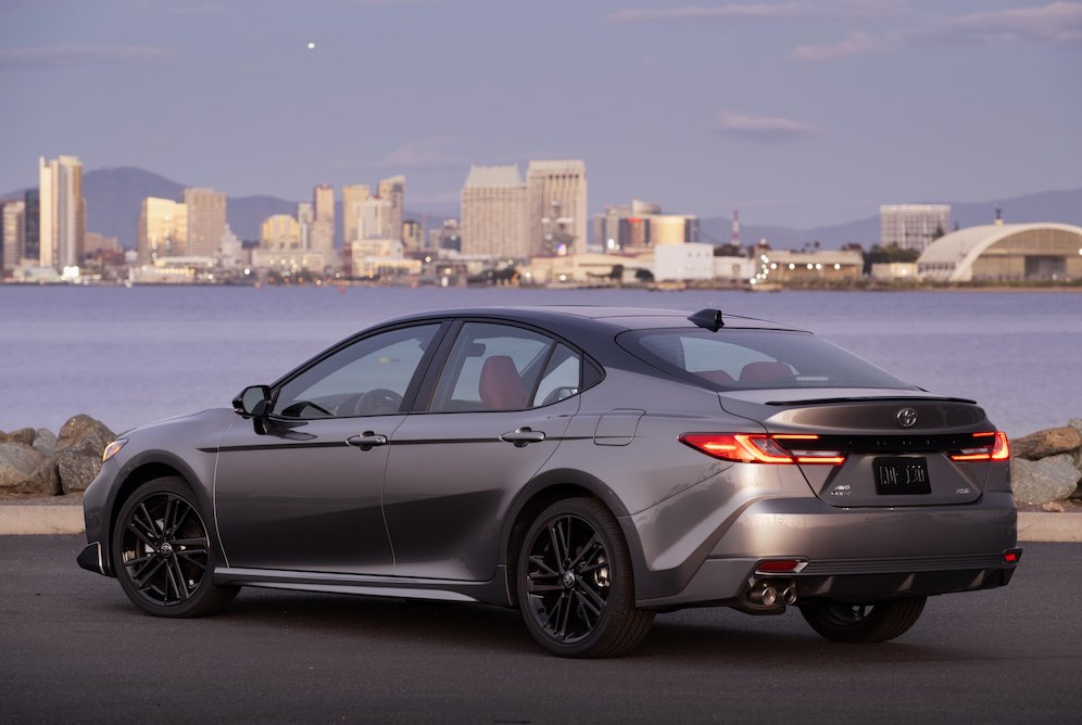 toyota-camry-xse-awd-2026-rear-three-quarter-view