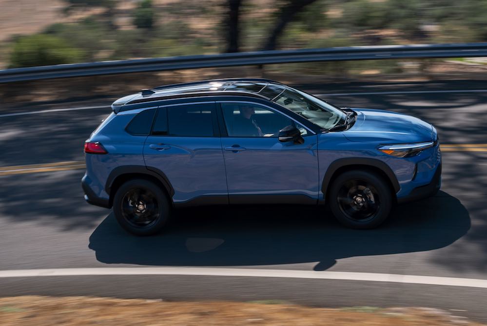 toyota-corolla-cross-hybrid-xse-2026-aerial-view