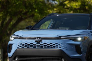 toyota-corolla-cross-hybrid-xse-2026-front-grille