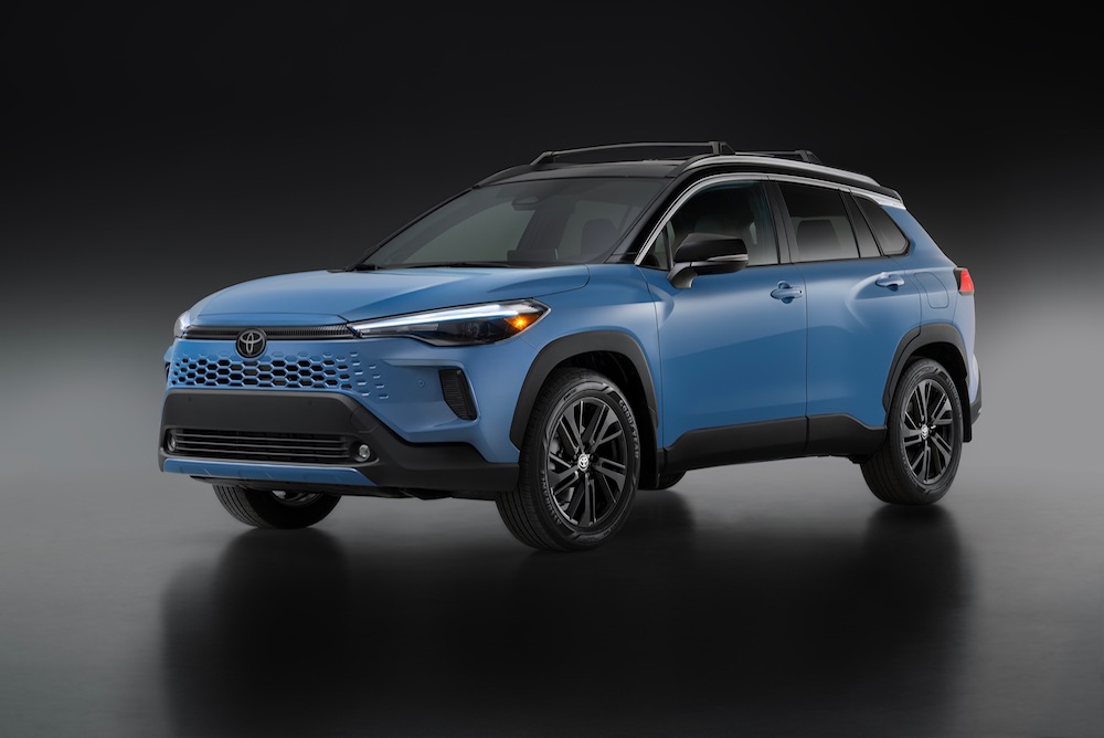 toyota-corolla-cross-hybrid-xse-2026-front-three-quarter-view
