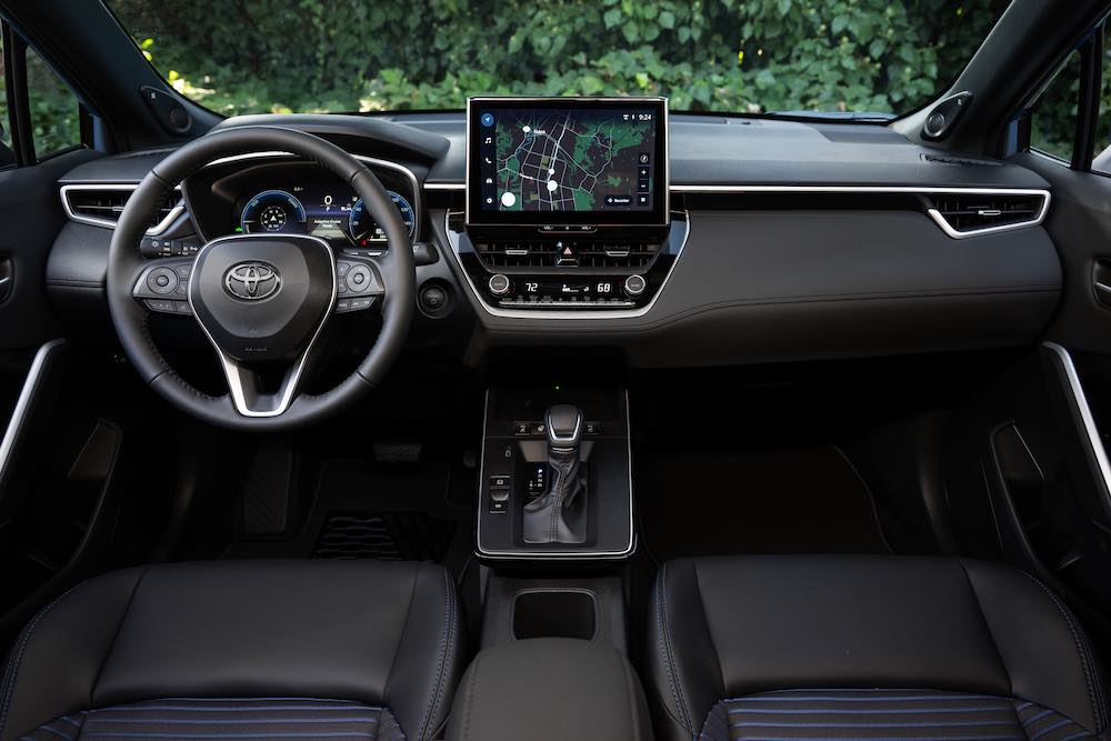 toyota-corolla-cross-hybrid-xse-2026-interior-cabin