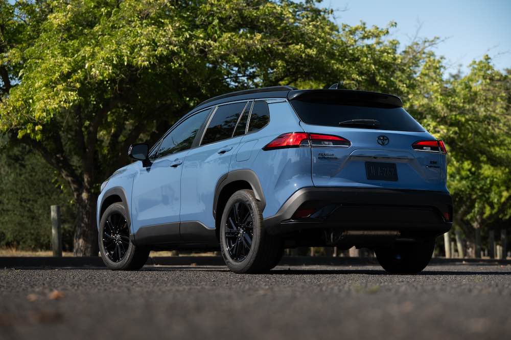 toyota-corolla-cross-hybrid-xse-2026-rear-three-quarter-view