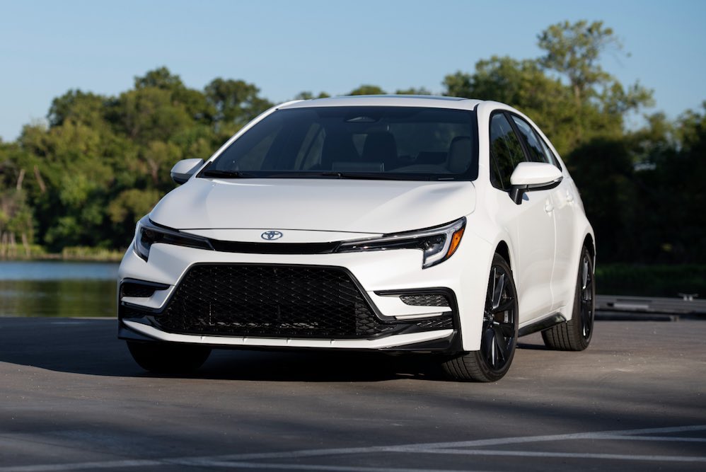 toyota-corolla-se-2026-front-three-quarter-view