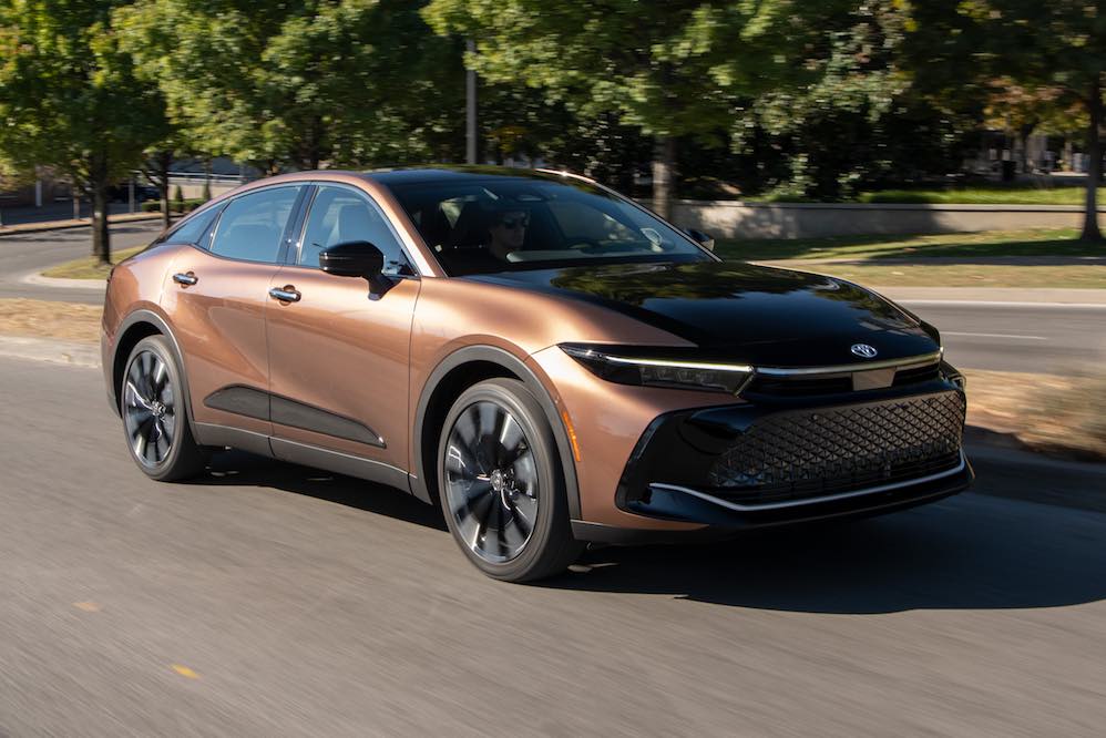 toyota-crown-platinum-2026-front-three-quarter-view