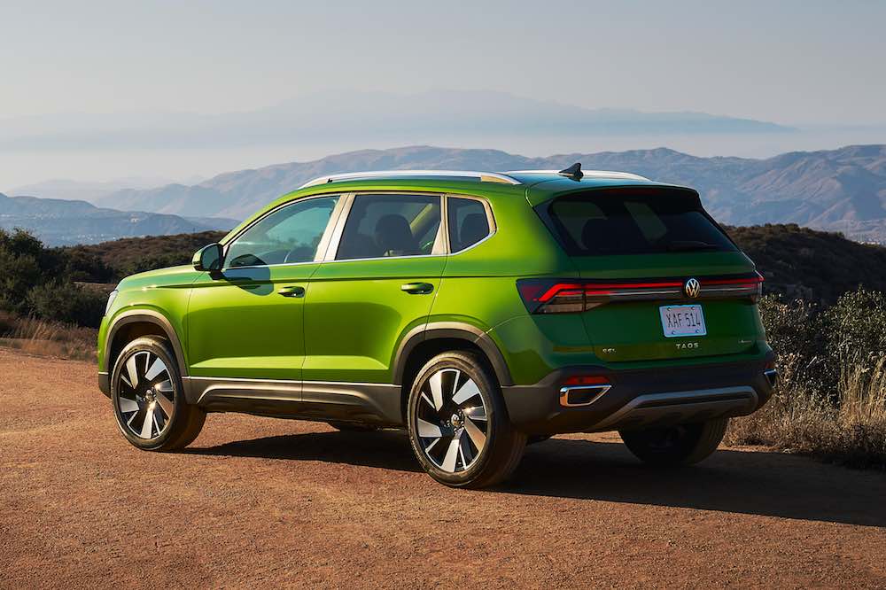 Volkswagen Taos SE 2026 en vista tres cuartos trasera