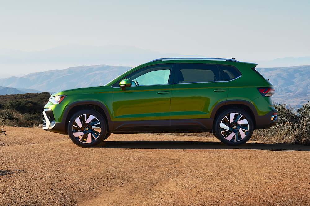 Volkswagen Taos SE 2026 visto de perfil